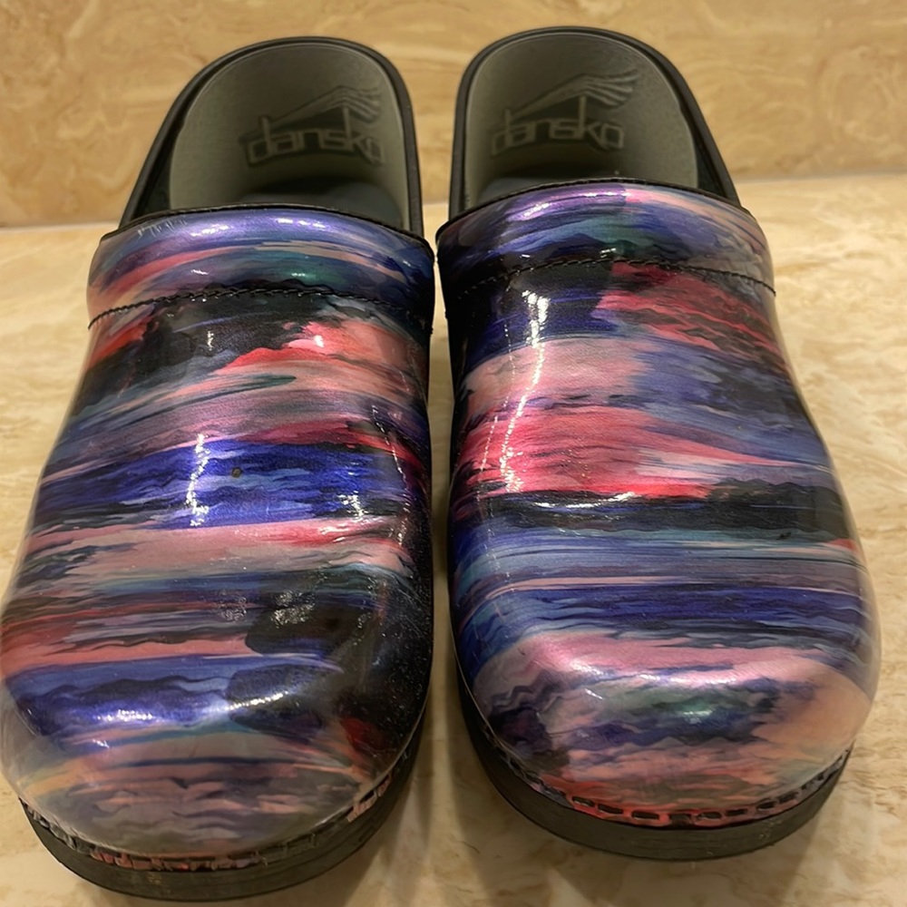 Size 42 / 11 dansko xp 2.0 pink/purple/blue patent leather.   Worn twice